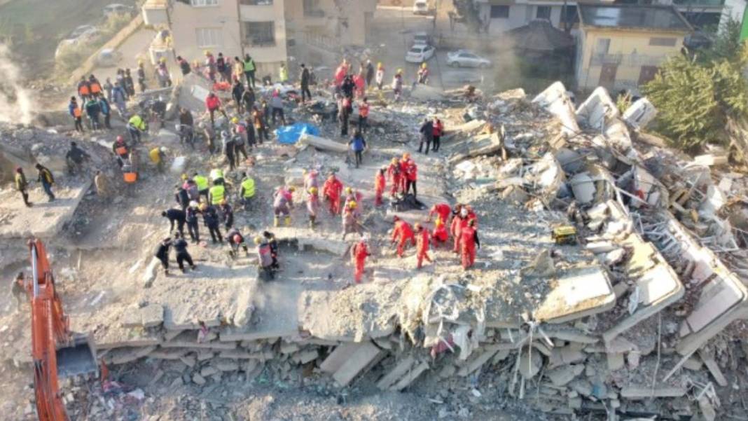 Yeğenini enkazdan kurtarmak için kolunu kestirdi ama... Yürek yakan acıyı Survivor Hakan duyurdu: Duyanlar göz yaşına boğuldu 3